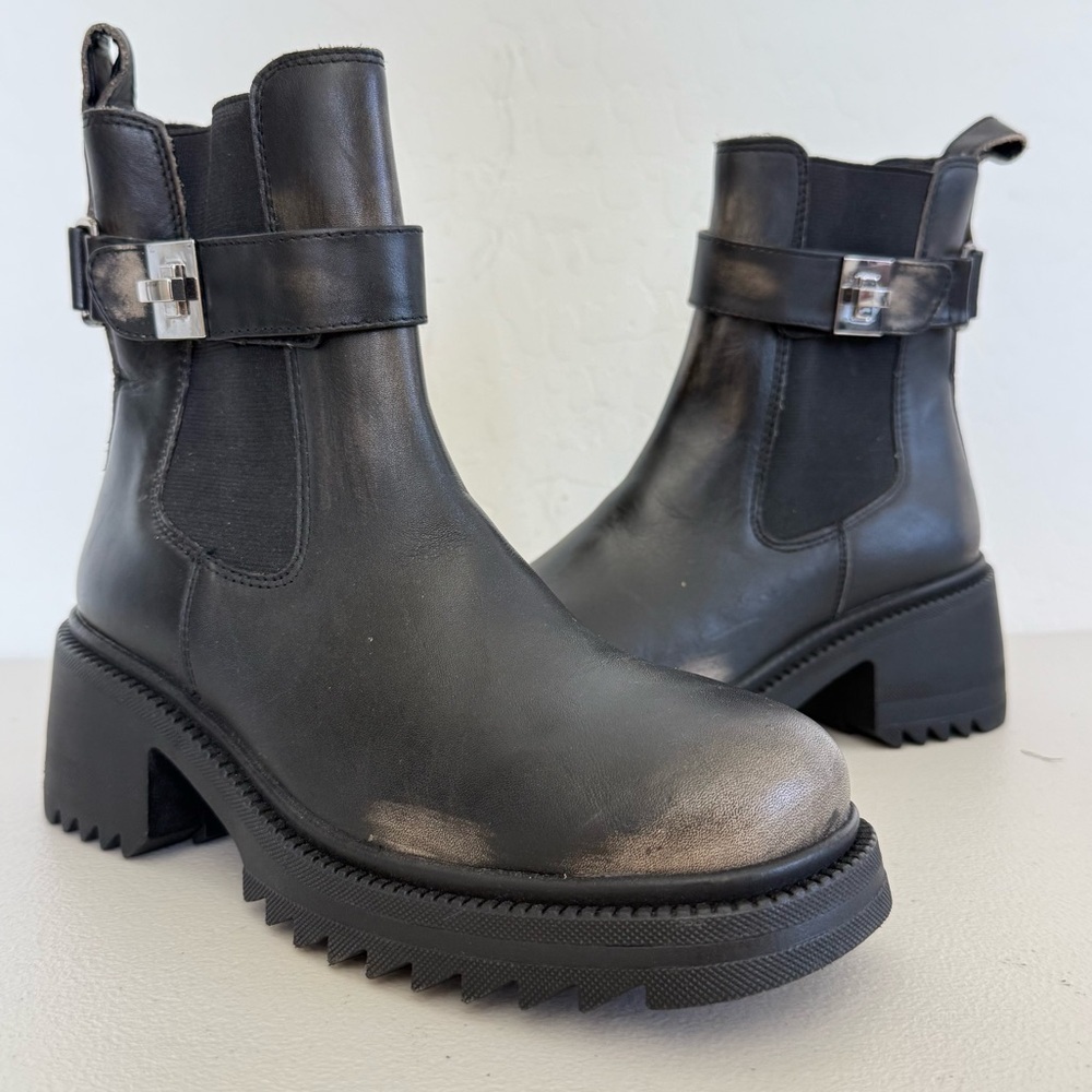 NEW STEVE MADDEN Gates Platform Chelsea Leather Black Distressed Boots Women 8.5